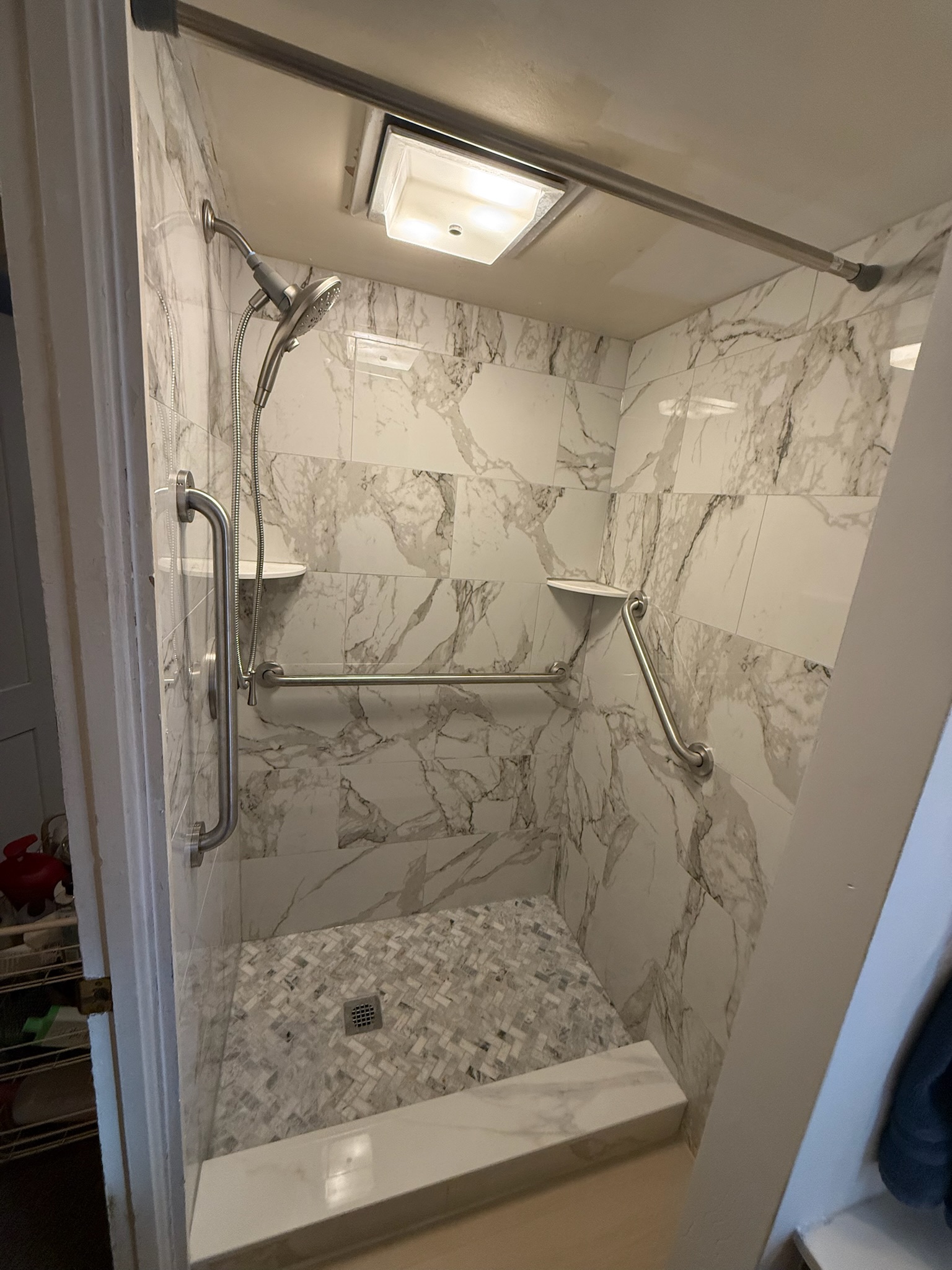 Bathroom Marble Walkin - Photo 7