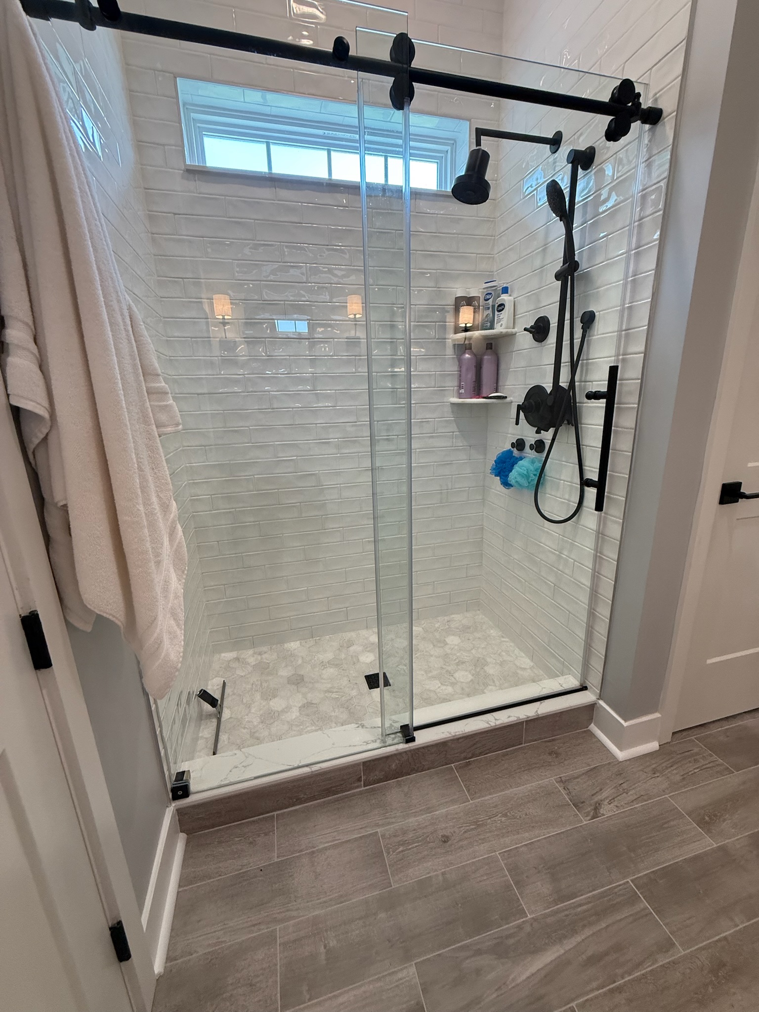 Bathroom Modern Woodfloor - Photo 3